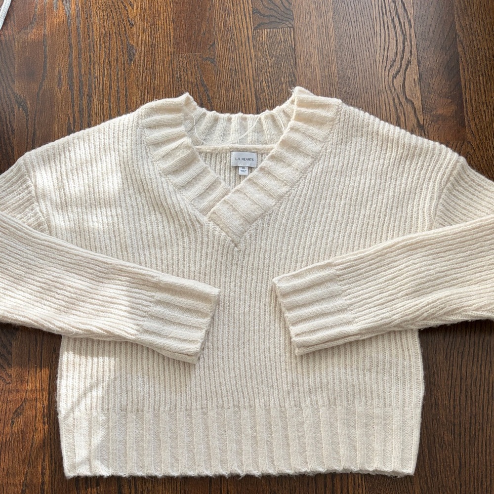 La Hearts Cream V-Neck Sweater